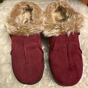 *Host Pick* Clarks Tan and Red Fur-Lined Shoes